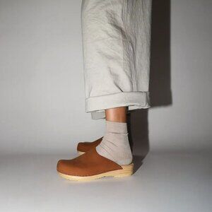 No.6 Contour Clog on Flat Base in Tobacco